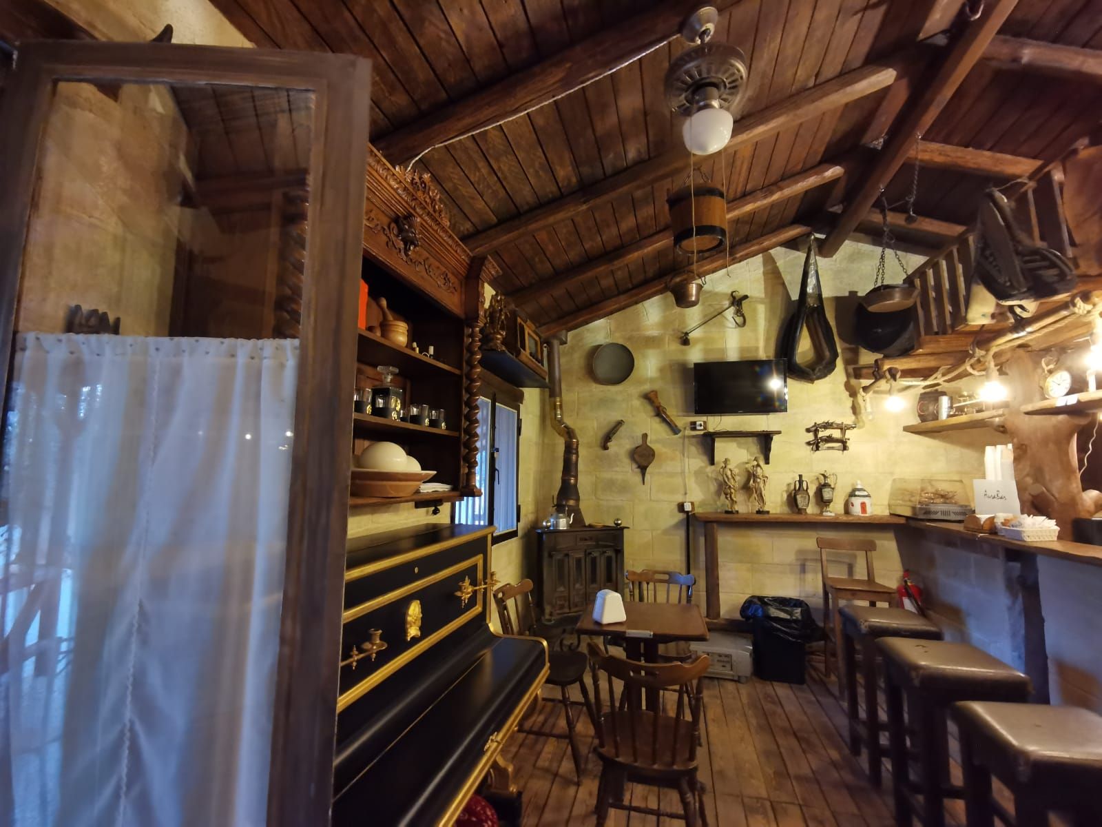Club House: Arredi d'epoca e stufa a legna