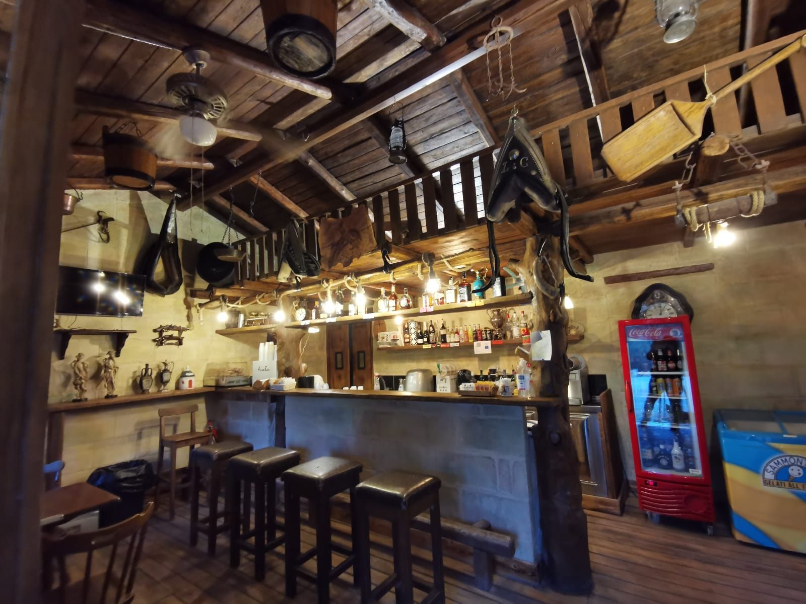 Il bar: Bancone in stile country