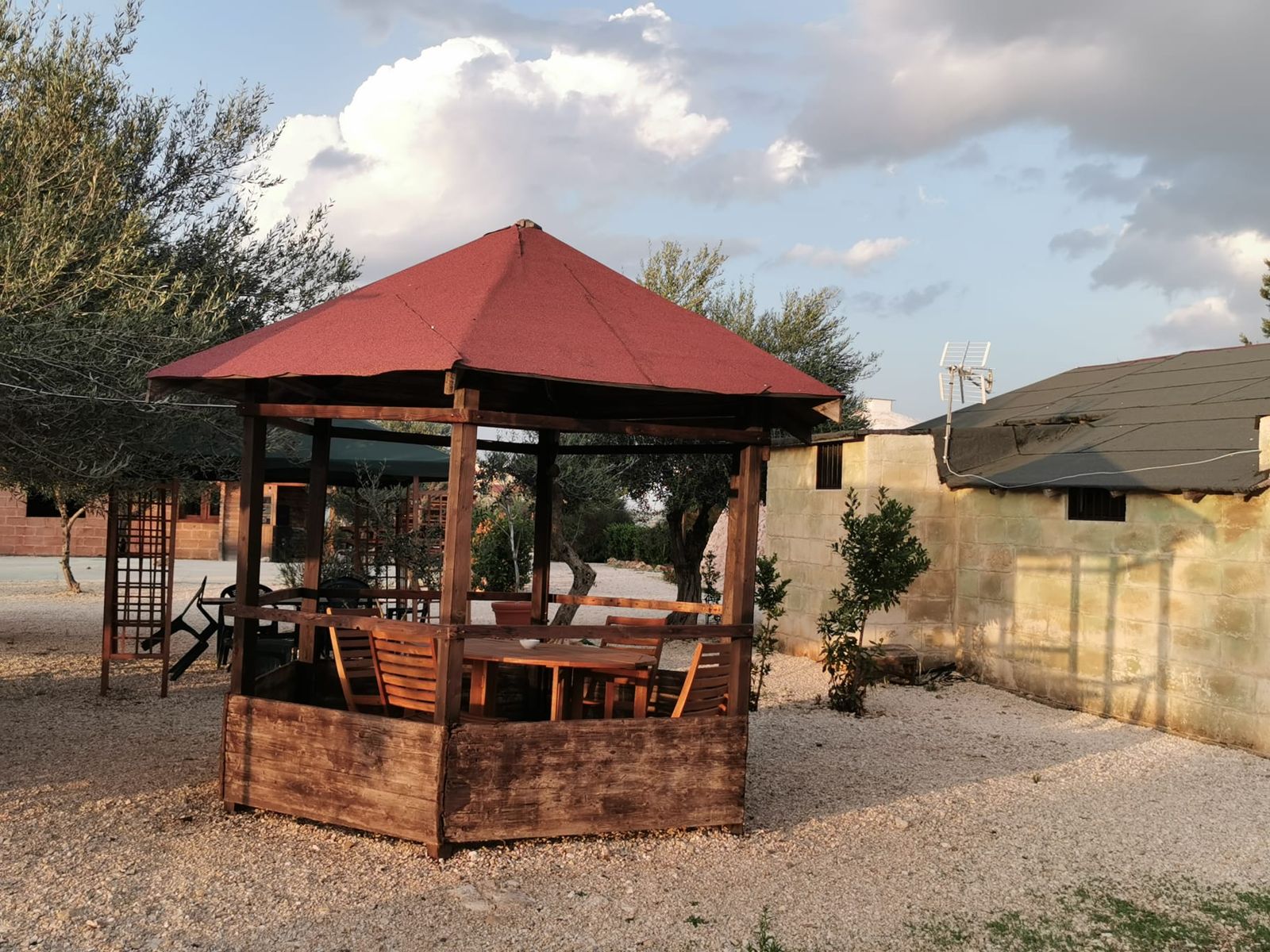 Il gazebo: Tavoli all'aperto tra gli ulivi