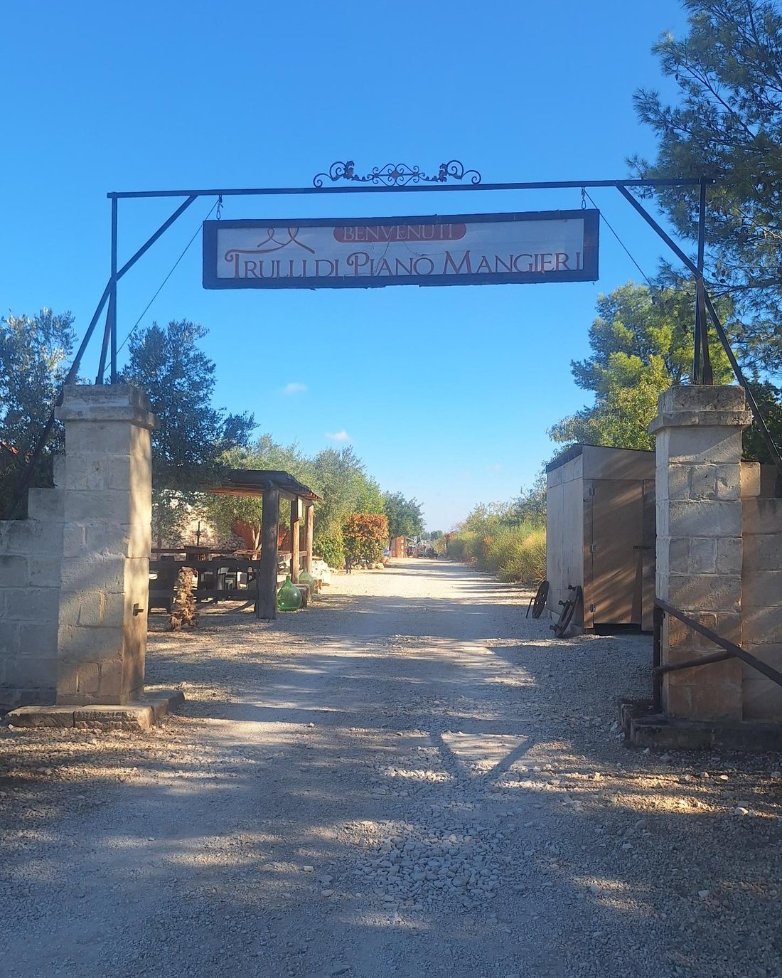 Cancello d'ingresso con l'insegna Benvenuti, Trulli di Piano Mangieri